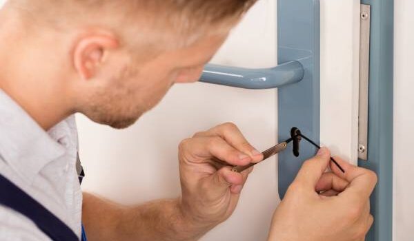 Jak napisać skuteczne CV ślusarza? Poradnik + wzór CV