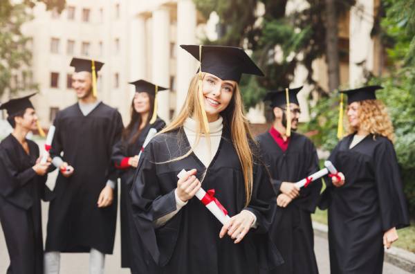 Czy studia wliczają się do stażu pracy?
