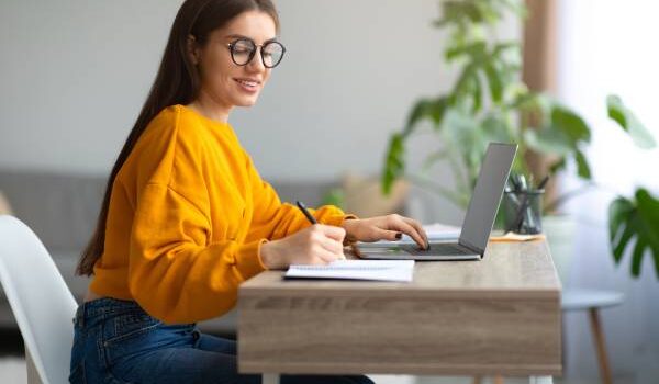 Piszesz swoje pierwsze CV? Sprawdź, co powinno zawierać CV dla początkujących