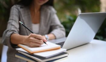 Czym jest staż pracy? Co wlicza się do lat pracy?